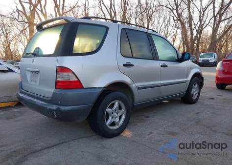 1999 Mercedes-Benz Ml 320 z USA, uszkodzony, nr VIN 4JGAB54E8XA078625